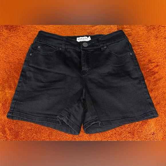dakota blue Pants - Dakota Blue women’s black shorts size 4